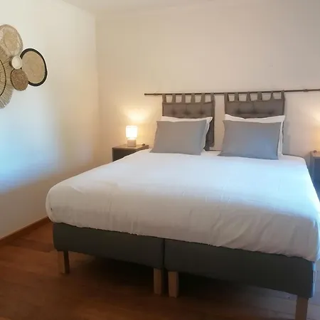 Au Regard Des Biches *