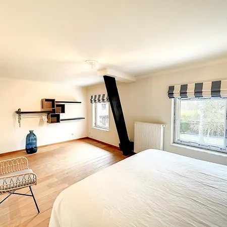 Au Regard Des Biches *