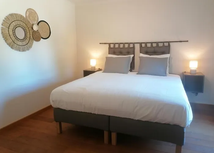 Au Regard Des Biches *